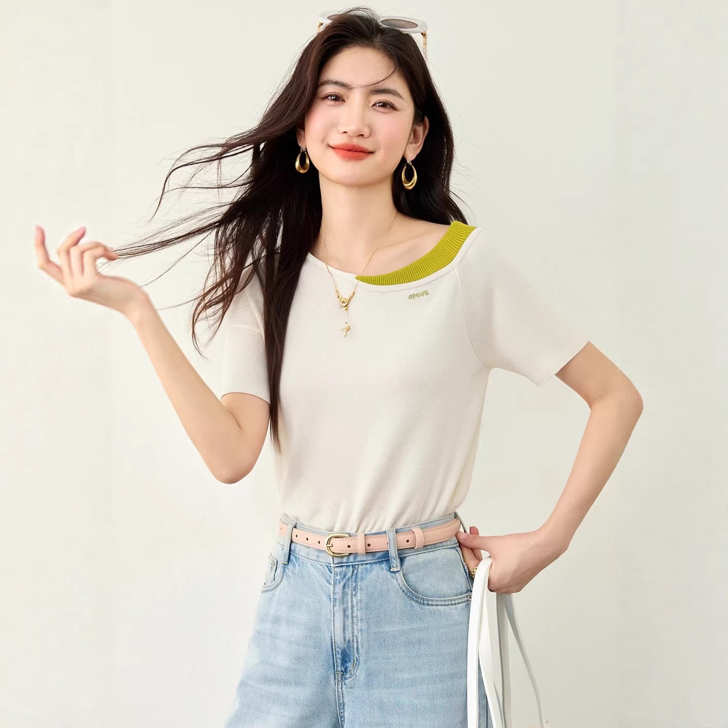 Chic Color-Blocking Knit Short Sleeve Top - Elegant Letter Embroidery Tee