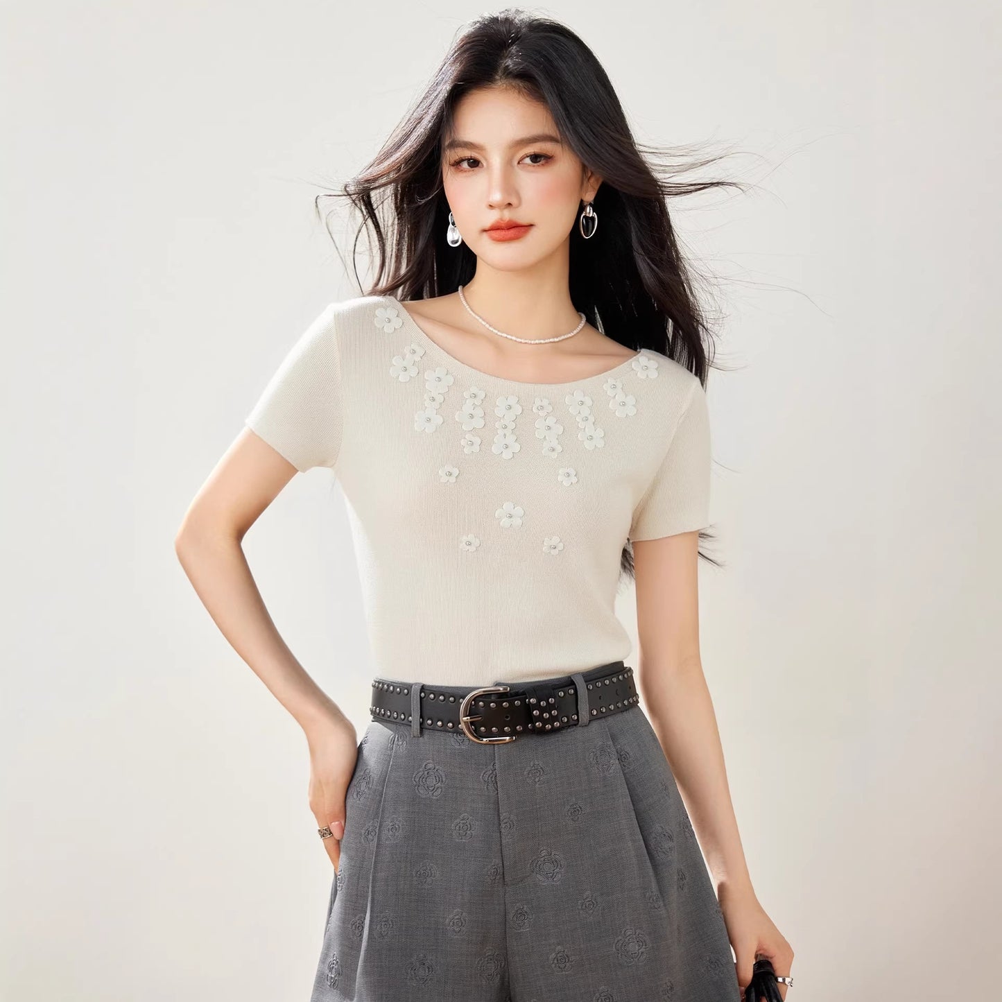 Elegant Beaded Round Neck Knit T-Shirt - Chic Slim Fit Women's Top